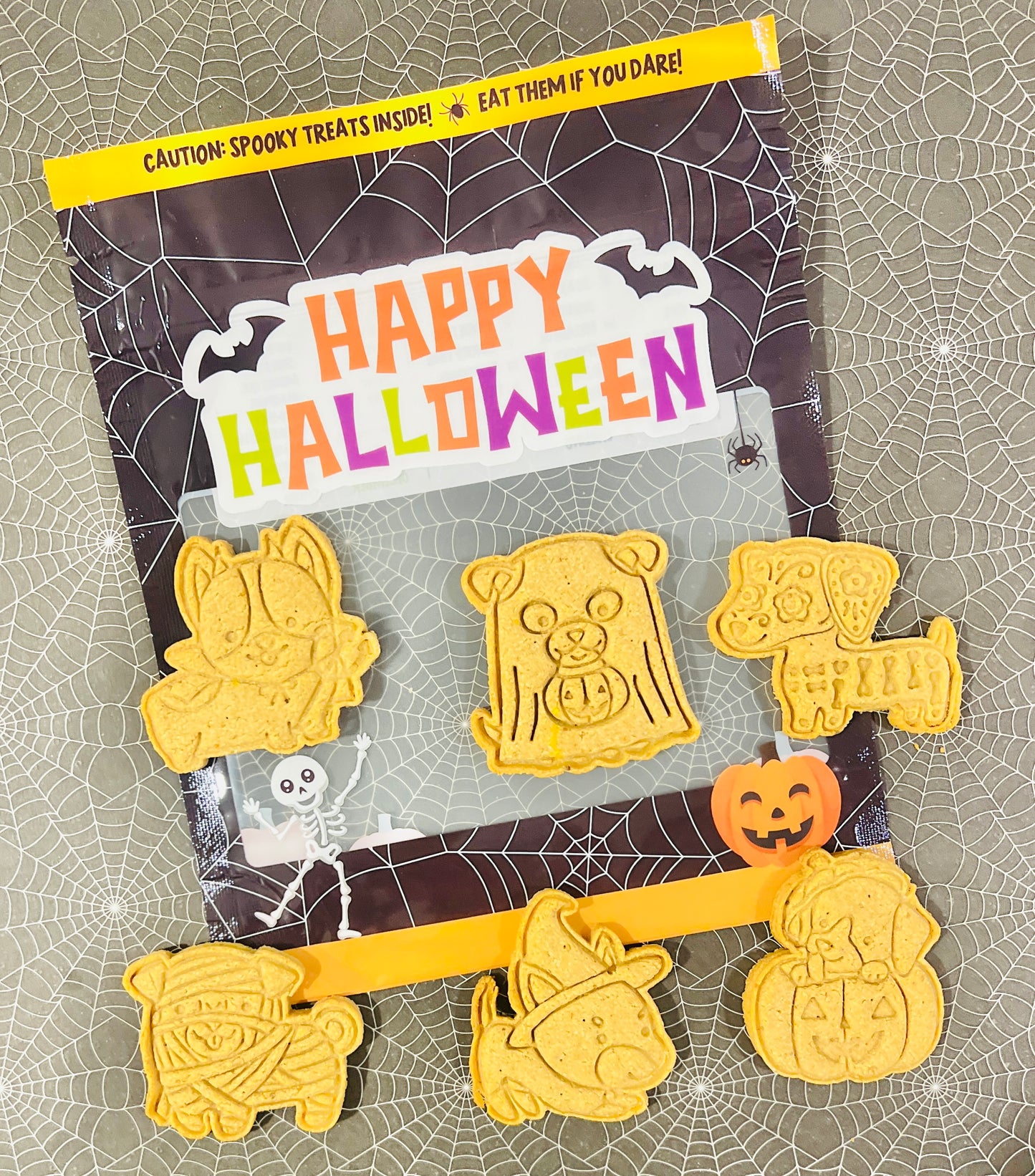 EXCLUSIVE HOWL-O-WEEN PACKAGING